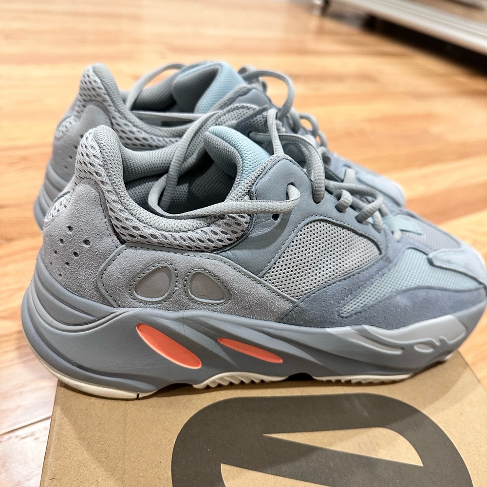 Come Grab these yeezy 700 🥰 Still in Great condition